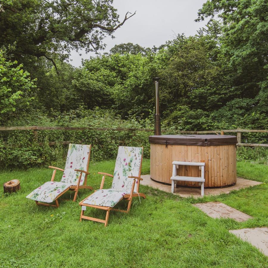 Hidden Wood Glamping And The Hideaway Cabin Warminster Zewnętrze zdjęcie