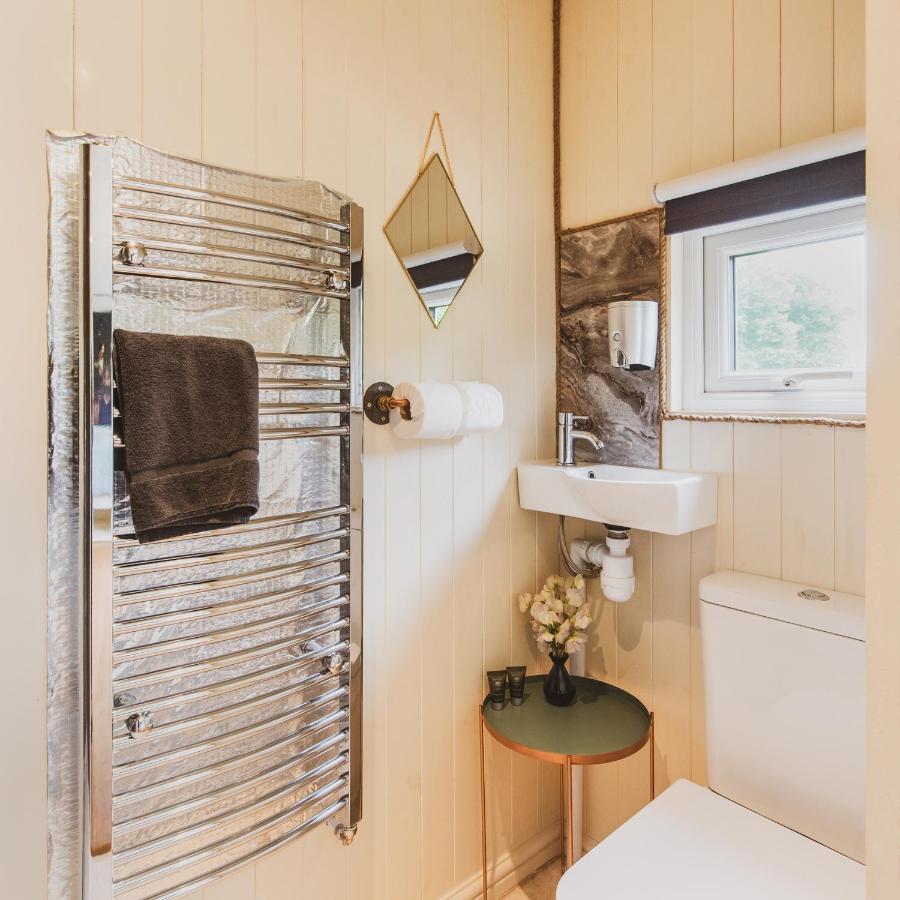 Hidden Wood Glamping And The Hideaway Cabin Warminster Zewnętrze zdjęcie